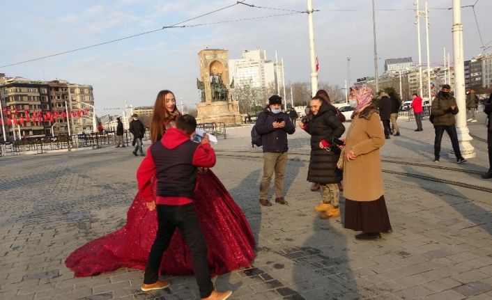 (Özel) Taksim’de gözler ona çevrildi, görenler dönüp tekrar tekrar baktı