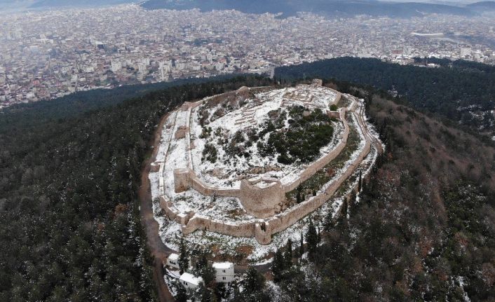 (Özel) Tarihi Aydos Kalesi’nde kar yağışı kartpostallık görüntüler oluşturdu