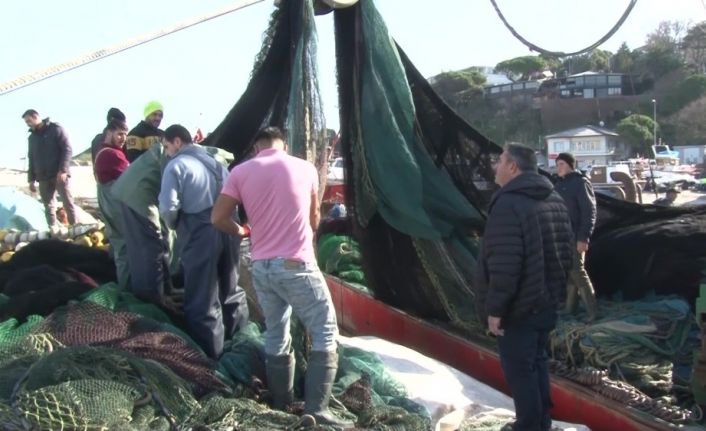 (Özel)Uzatılan hamsi yasağı sonrası balıkçı tekneleriyle dolan Şile Limanı havadan görüntülendi