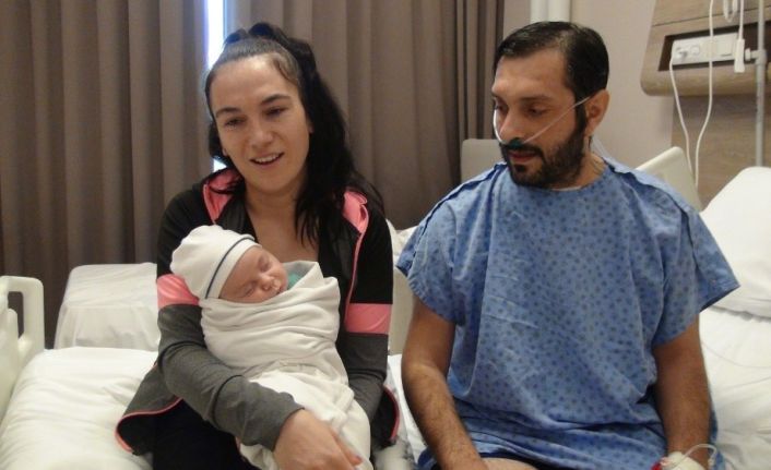 (ÖZEL) Yoğun bakımda ölüm kalım mücadelesi verirken aynı hastanede oğlu dünyaya geldi