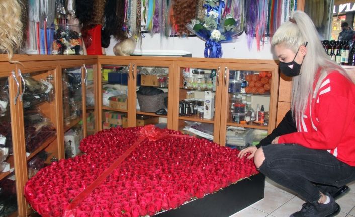 Pandemiden dolayı görüşemediği Almanya’daki sevgilisinden 1001 gülden oluşan kalp geldi