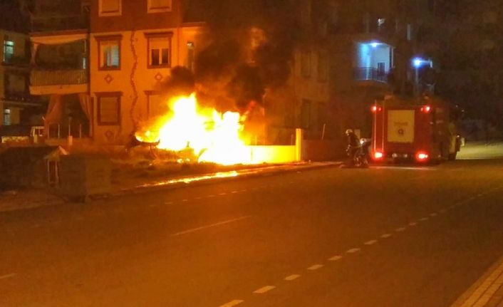 Park ettiği araç yarım saat sonra kundaklandı, alev alev yanan araç kül oldu