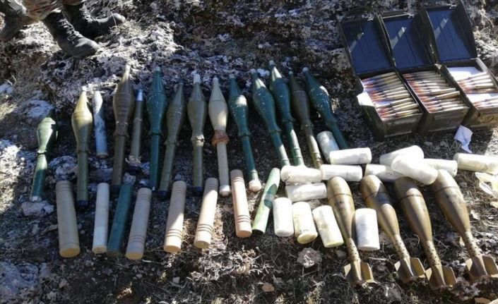 Pençe-Kaplan Operasyonu’nda PKK’ya ait sığınakta mühimmat ve yaşam malzemesi ele geçirildi