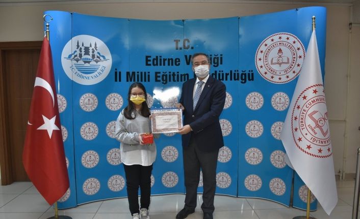 ‘Peygamberimiz ve çocuk’ temalı şiir yarışmasında dereceye giren öğrenciler ödüllerini aldılar