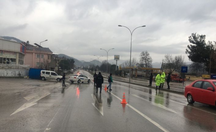 Polis ekipleri olumsuz hava şartlarına rağmen kısıtlama saatlerindeki denetimlerini aralıksız sürdürüyor