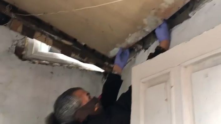 Polis, evin gizli bölmelerindeki zehiri böyle buldu