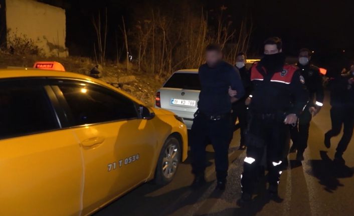 Polisin ’dur’ ihtarına uymayıp ters yöne girdi, 4 yaşındaki kızının canını tehlikeye soktu: Araziye attığı poşetten 2 kilogram uyuşturucu çıktı