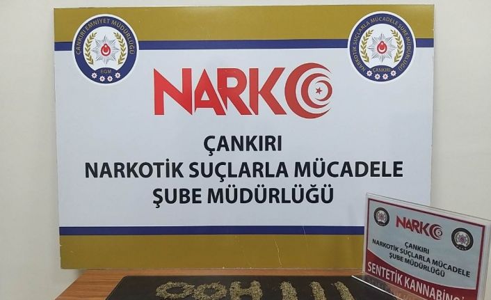 Polisler ele geçirilen uyuşturucu ile ’ohh ohh’ yazarak Bakan Soylu’ya destek verdi