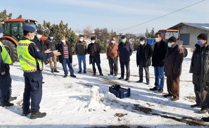 “Reflektör Tak, Görünür Ol” sloganıyla traktör sürücülerine reflektör dağıtıldı