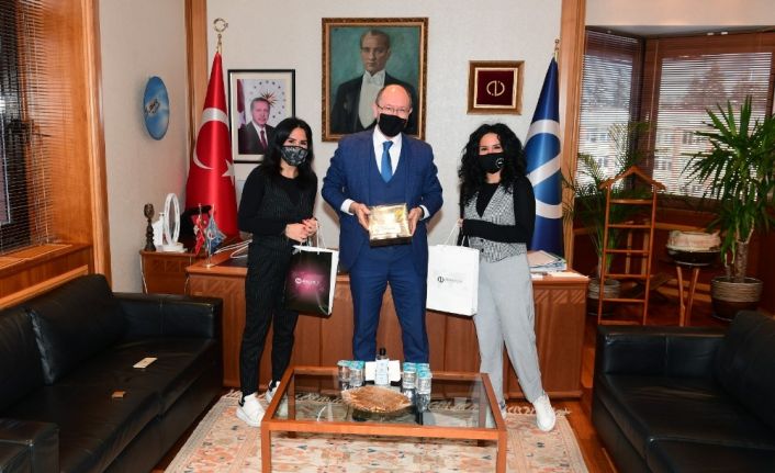 Rektör Erdal, Bi-Fikir KAP yarışmasında dereceye giren öğrencileri kutladı