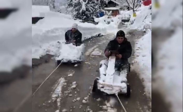 Rize’de tahta arabalarını iple kamyonete bağlayan 2 kafadar kar keyfini böyle yaşadı
