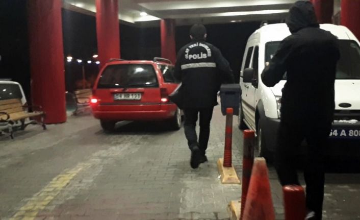 Sakarya’da ilginç kaza: Savrulan traktördeki av tüfeği patladı, sürücü yaralandı