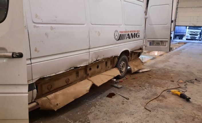 Sarp Sınır Kapısı’nda bir minibüste 127 kilogram kaçak bal ele geçirildi