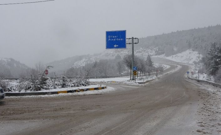 Şehir merkezinde yağmur, yüksek kesimlerde kar etkili oluyor