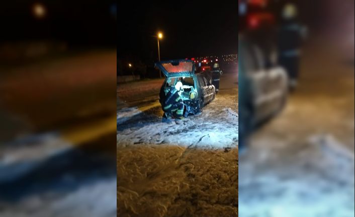 Seyir halindeki otomobil alevlere teslim oldu