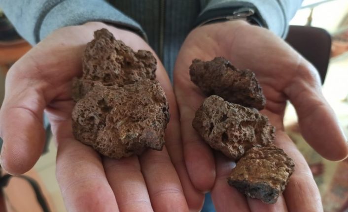 Siirt’te bir kişi, tarlasında bulduğu taşları 50 bin dolardan satışa çıkardı