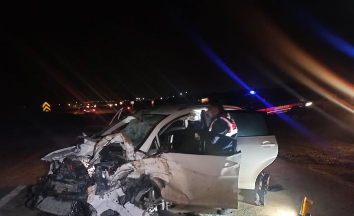 Sincan’da kamyon ile otomobil kafa kafaya çarpıştı: 1 ölü, 2 yaralı