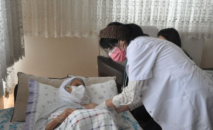 Şırnak’ta 90 yaş ve üzeri vatandaşlar için evde aşı yapılmasına başlandı