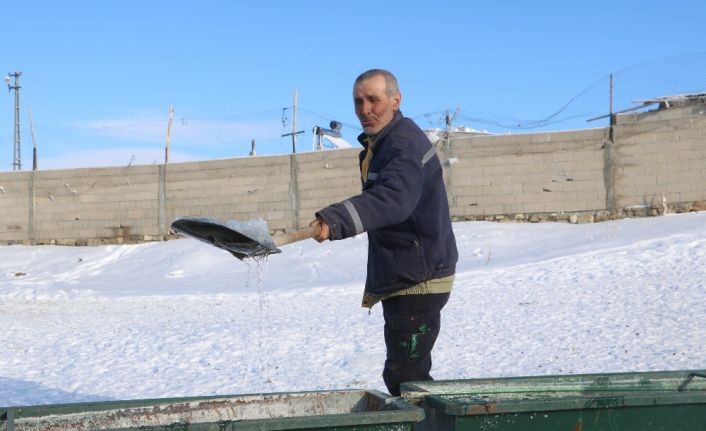 Sivaslı çoban, koyunların su içmesi için donan yalağın buzunu kürekle kırdı