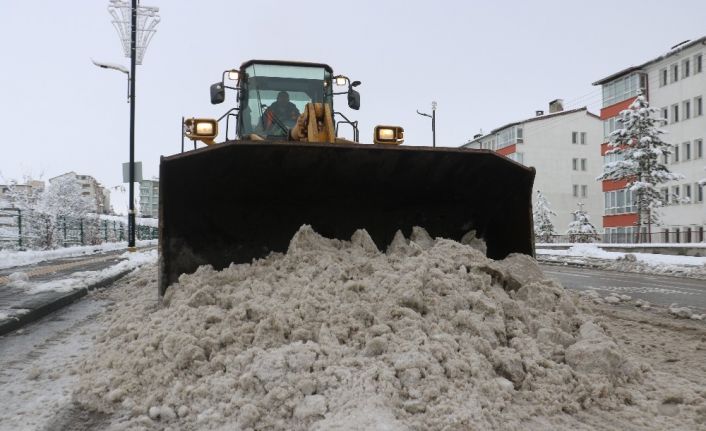 Sivas’ta karla mücadele aralıksız sürüyor