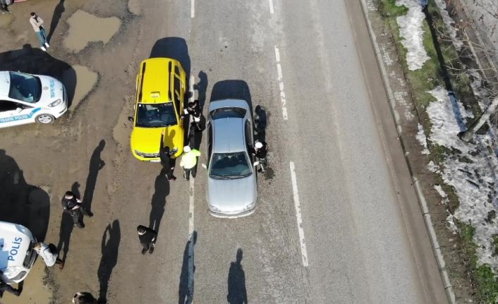 Sokağa çıkma izni olmayan yolcuyu taşırken, polisten kaçan taksi sürücüsü cezadan kaçamadı