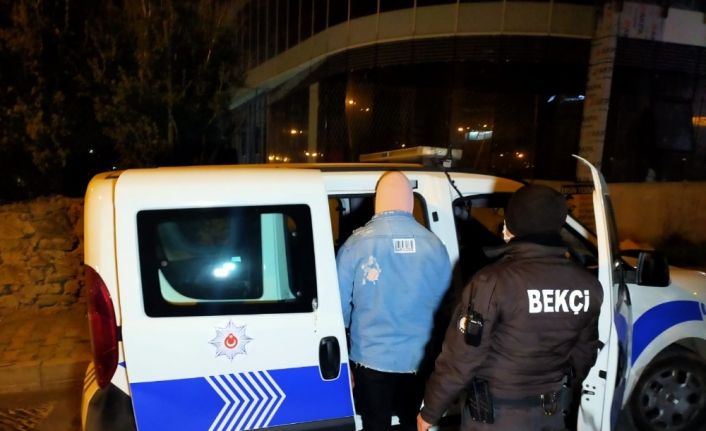 Sokağa çıkma kısıtlamasında polisten kaçan 3 kişi kaza yapınca yakalandı