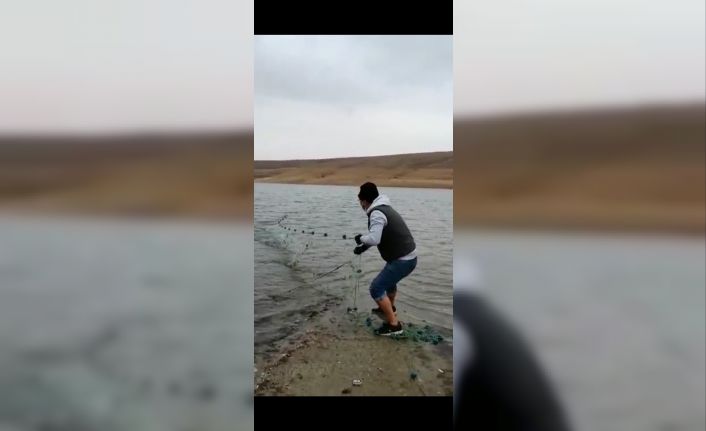 Sokağa çıkma yasağını fırsat bilen kaçak avcılar göle 250 metrelik ağ attı