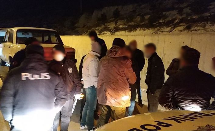 Sokağa çıkma yasağını ihlal edip yakalanacağını anlayınca uyuşturucu aparatlarını araçtan aşağı attılar