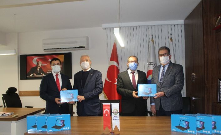 Söke Ticaret Odası ve Söke Ticaret Borsası’ndan ihtiyaç sahibi öğrencilere bilgisayar desteği