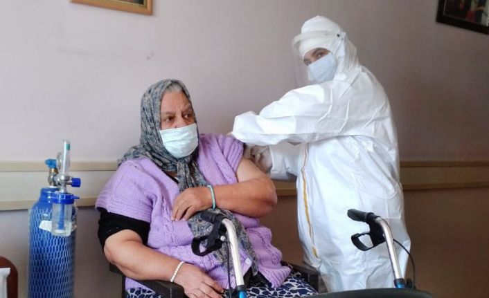 Söke’de Huzur Evi’nde kalan yaşlılar ile 90 yaş üzeri vatandaşlar aşılanıyor