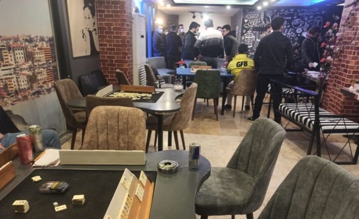 Sultangazi’de ruhsatsız kafede iskambil oyunu oynayan 16 kişiye 50 bin lira ceza