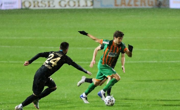Süper Lig: Aytemiz Alanyaspor: 1 - MKE Ankaragücü: 2 (İlk yarı)