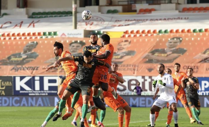 Süper Lig: Aytemiz Alanyaspor: 2 - Medipol Başakşehir: 0 (İlk yarı)