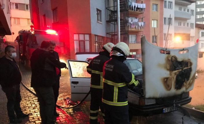 Sürücü kontağı çevirdiği an araç alev alev yandı