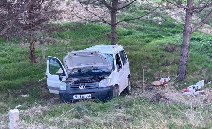 Takla atan ticari araç şarampole uçtu,; aynı aileden 3’ü ağır 6 yaralı