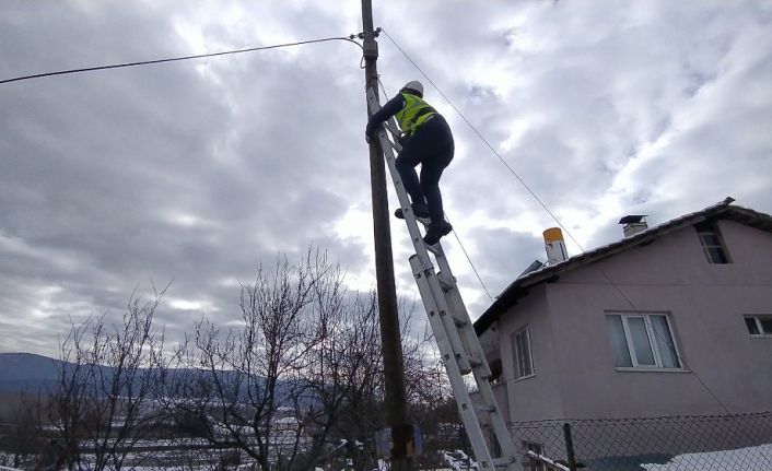 Tamir için çıktığı direkten düştü, 4 ay tedavi görünce işten çıkarıldı
