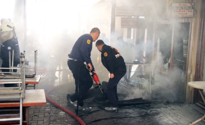 Tarihi Arastadaki köfteci işyerinde yangın
