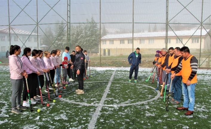 Tarlada çalıştıktan sonra Türkiye birinciliği için karda hokey oynuyorlar
