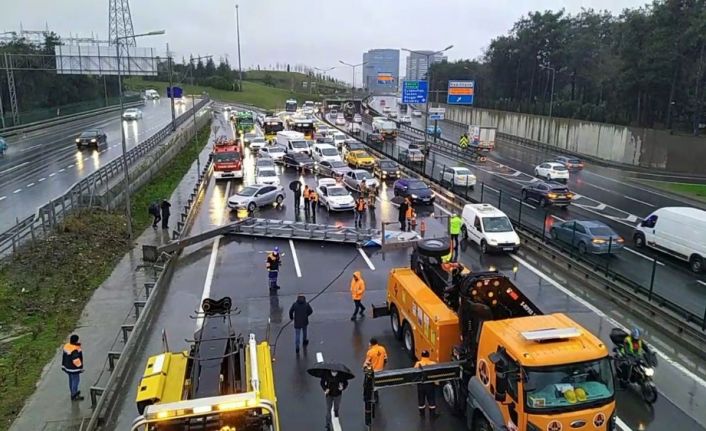 TEM-Hasdal-Göktürk bağlantı yolunda yön tabelası yola devrildi. Bölgede yoğun trafik oluştu.