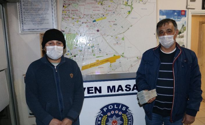 Temizlik görevlisi yolda bulduğu 50 bin lirayı sahibine teslim etti