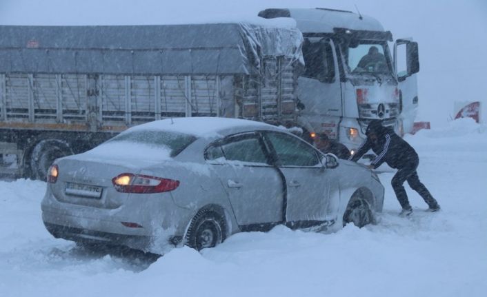 Tipi ve fırtınadan dolayı ilerleyemeyen tırlar dinlenme tesislerine sığındılar