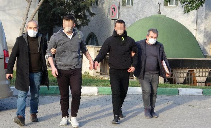 Tıraş olmak için berber önünde bekleyen yabancı uyruklu gencin 18 bin lirasını gasp ettiler