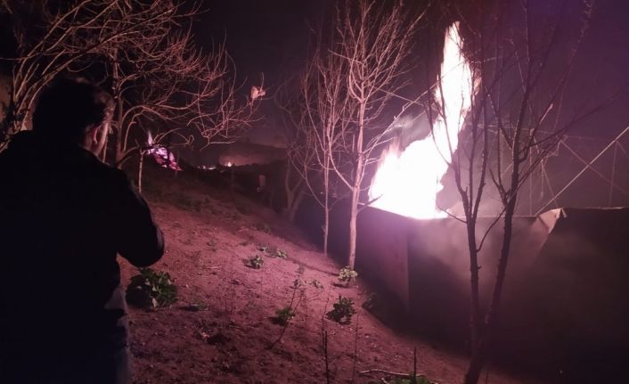 Trabzon Valisi Ustaoğlu: “Yangında şuana kadar 7 ev ve 2 tane samanlık yandı; söndürme çalışmaları sürüyor”