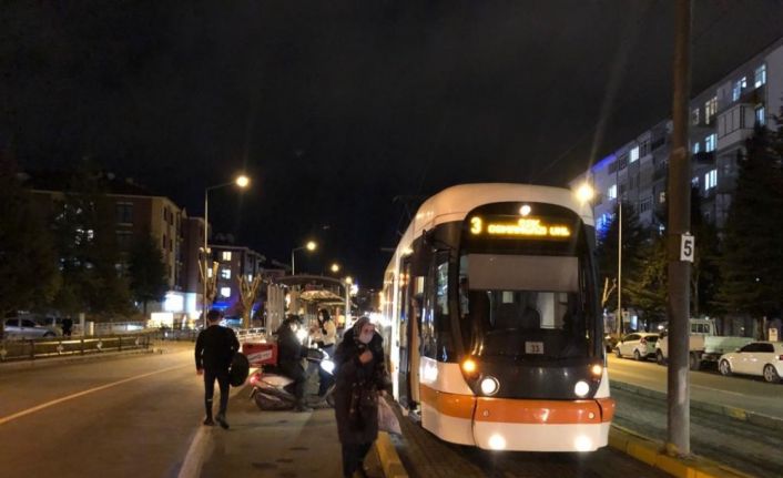 Tramvay hatlarında elektrik kesintisi ulaşımı aksattı