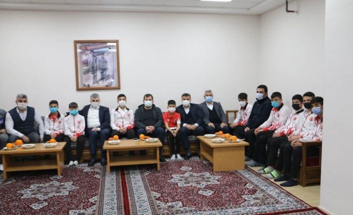 Tunç ve Kabakcı, Güreş Eğitim Merkezi’nde sporcular ile bir araya geldi