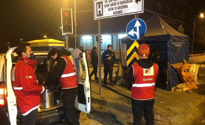 Türk Kızılay ekipleri Ankara’da soğuk havada nöbet tutan ekiplere çorba ikramında bulundu