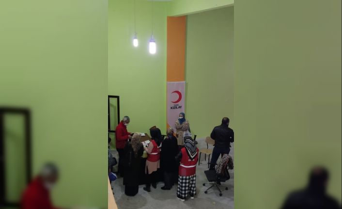 Türk Kızılayı Dicle’de yetim ve muhtaç aileleri sevindirmeye devam ediyor