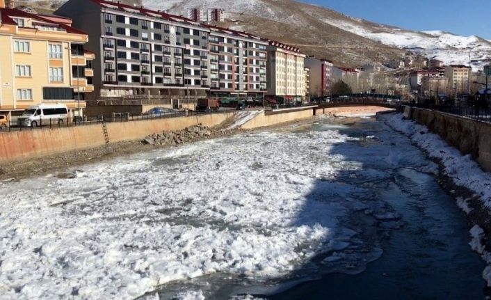 Türkiye’nin en hızlı akan nehri olan Çoruh buz tuttu
