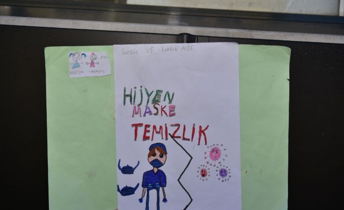 Tuzla’da 2 kardeş okulların açılması için bilboardlara kendi yaptıkları afişleri astı