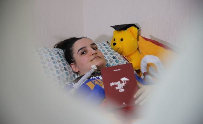 Üç makineye bağlı yaşayan Nurçin, tek parmağı ile 3’üncü kitabını çıkardı